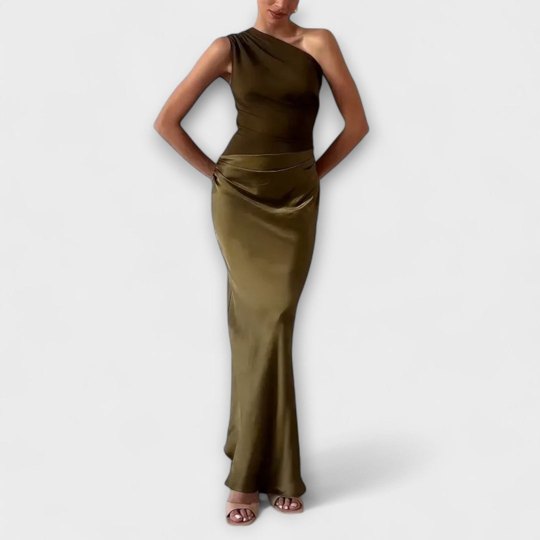 Elegante abito maxi a pieghe con spalla unica