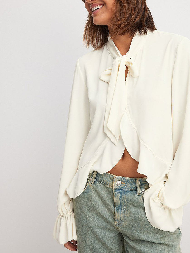 Sofia™ | Blusa Off-White con Ruches e Fiocco
