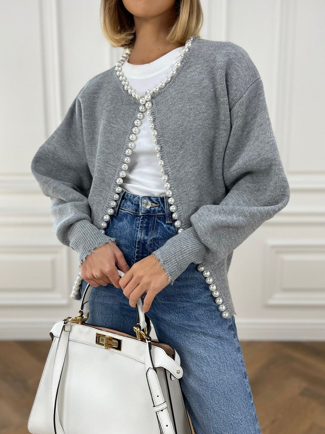 Cardigan con Orlo Strappato e Rifinitura in Perle
