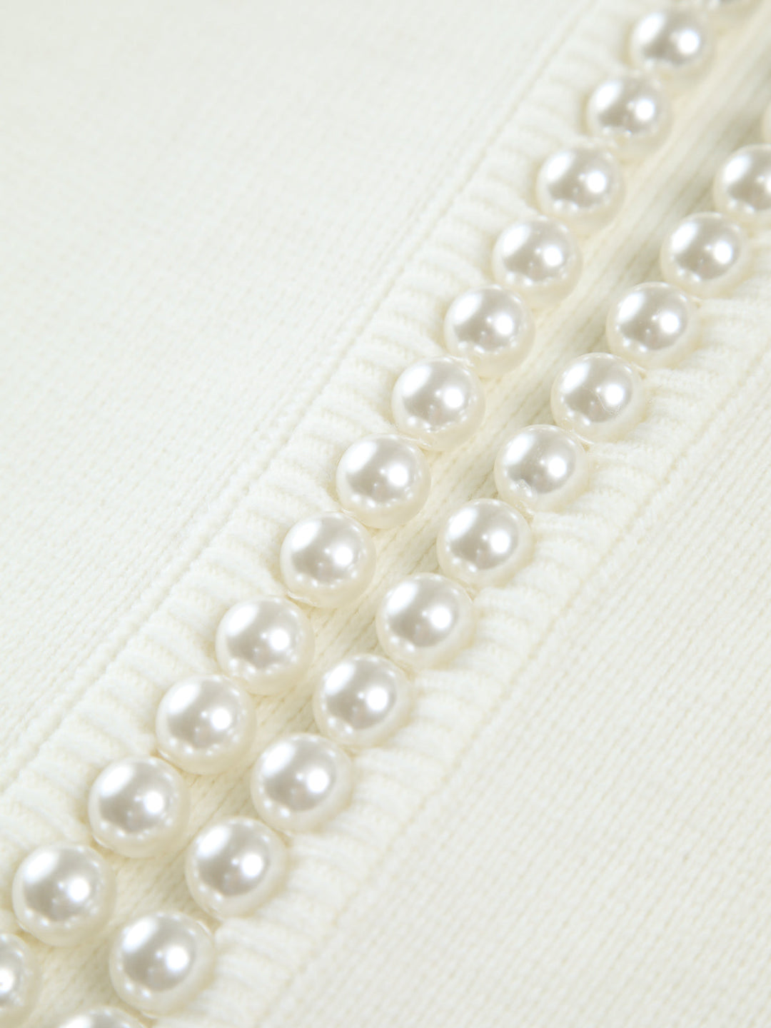 Cardigan con Orlo Strappato e Rifinitura in Perle