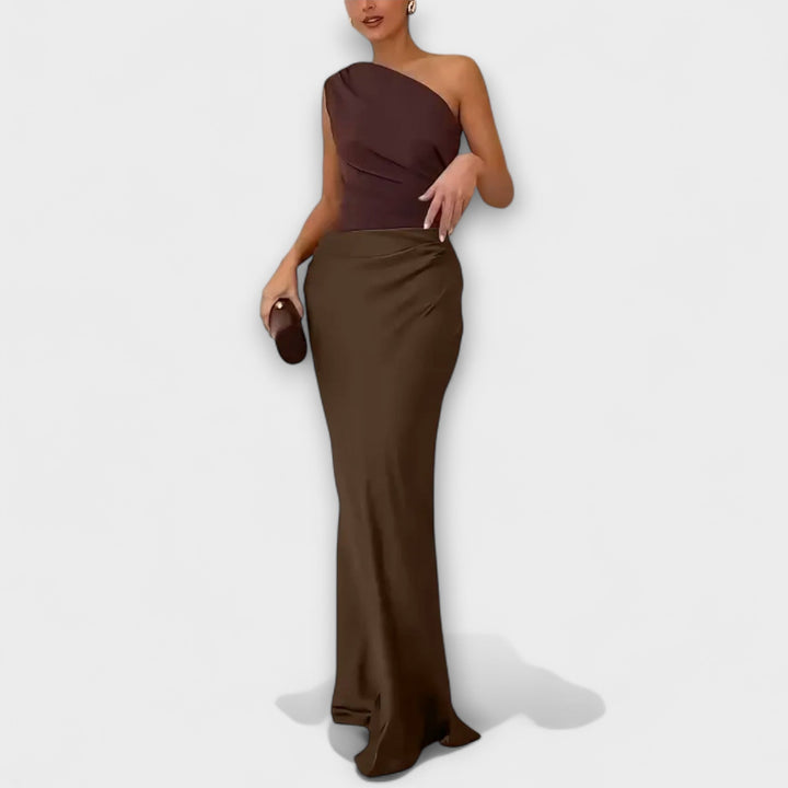 Elegante abito maxi a pieghe con spalla unica
