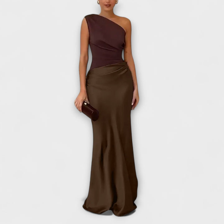 Elegante abito maxi a pieghe con spalla unica