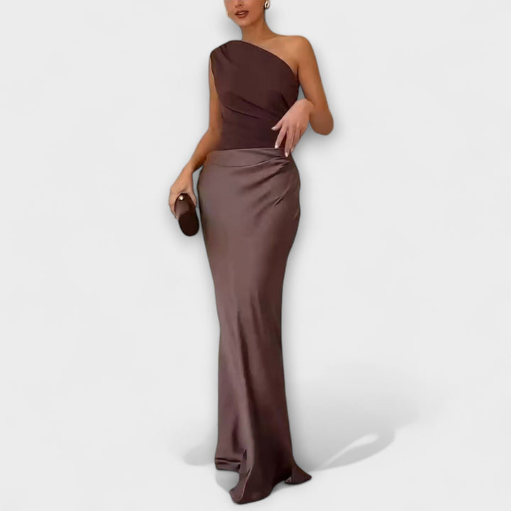 Elegante abito maxi a pieghe con spalla unica