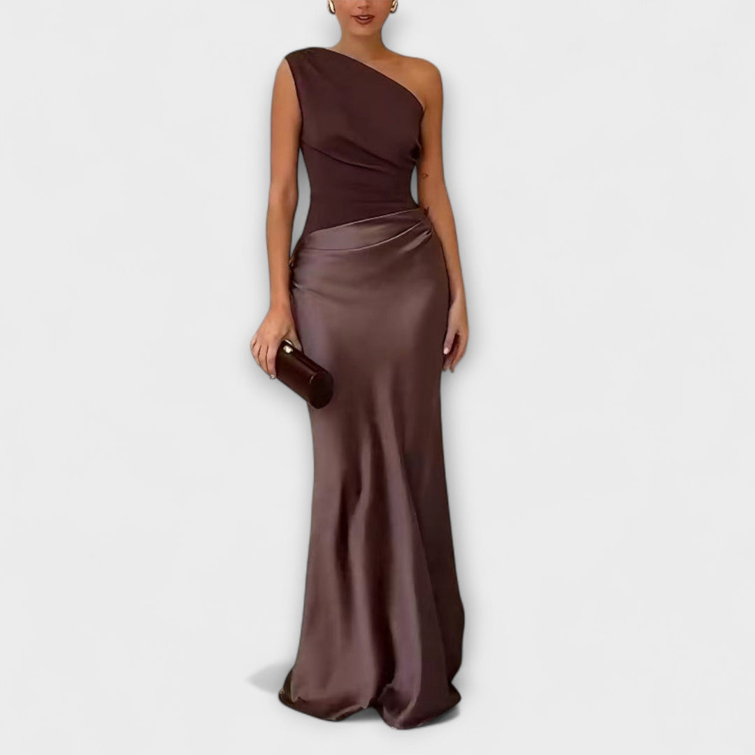 Elegante abito maxi a pieghe con spalla unica