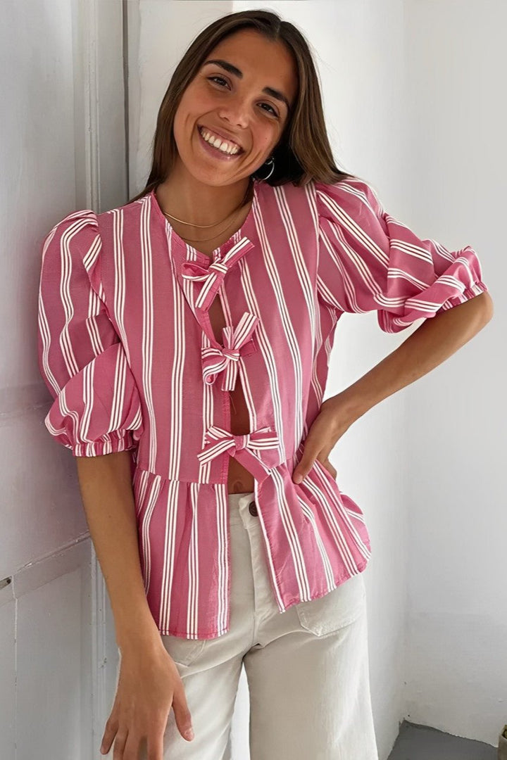 Sofia™ | Blusa a righe con maniche a sbuffo, peplum e fiocchetti