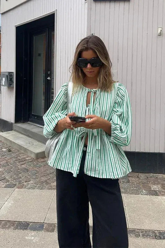 Sofia™ | Blusa corta a peplum con maniche a sbuffo e strisce verdi, decorata con fiocchetti