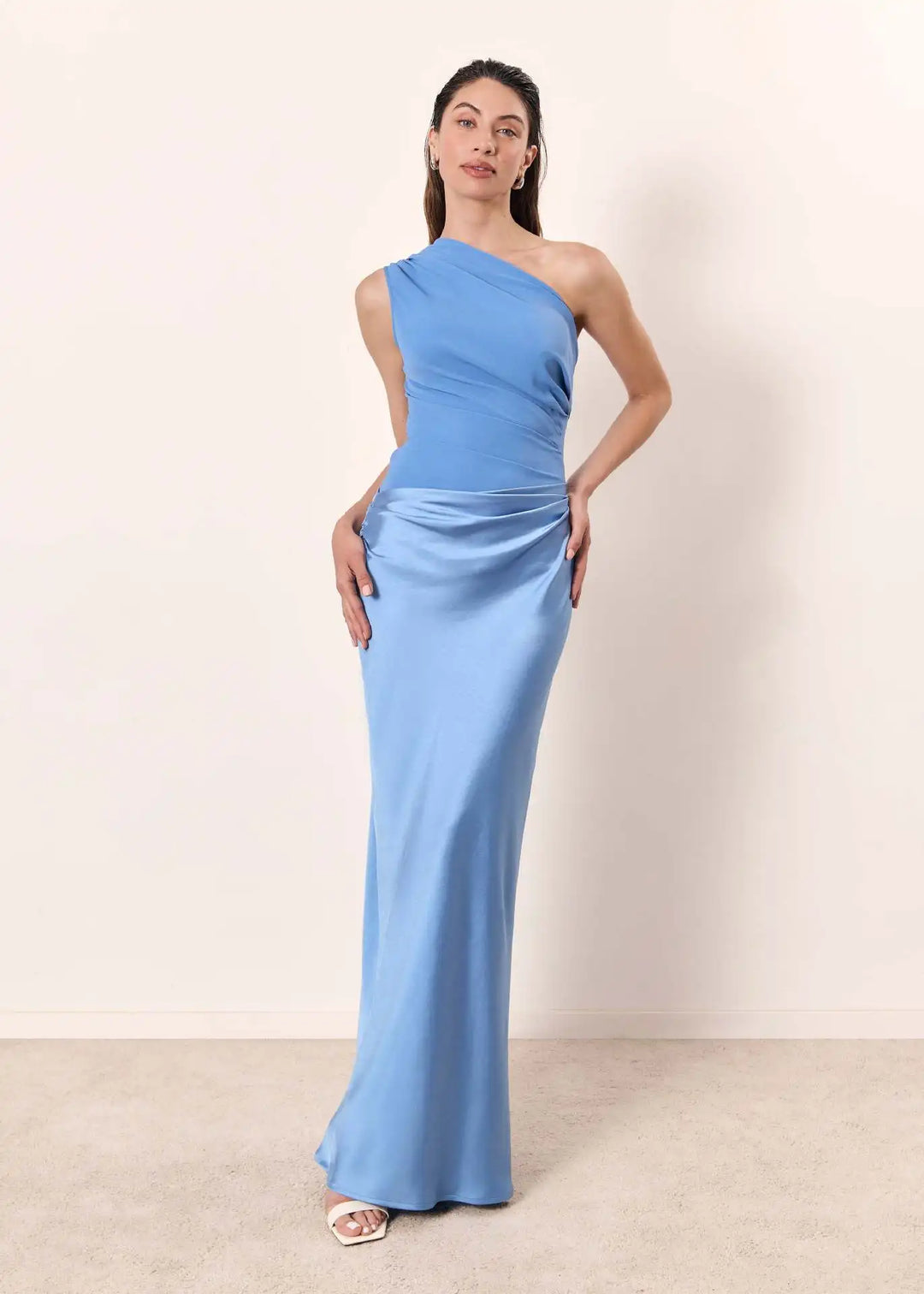 Sophia | Abito Maxi in Raso a Spalla Scoperta