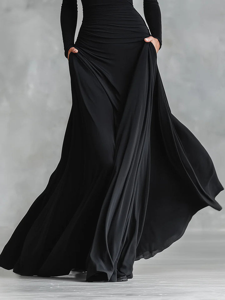 Fiorella™ - Abito lungo moderno in crepe nero con scollatura a barca plissettata