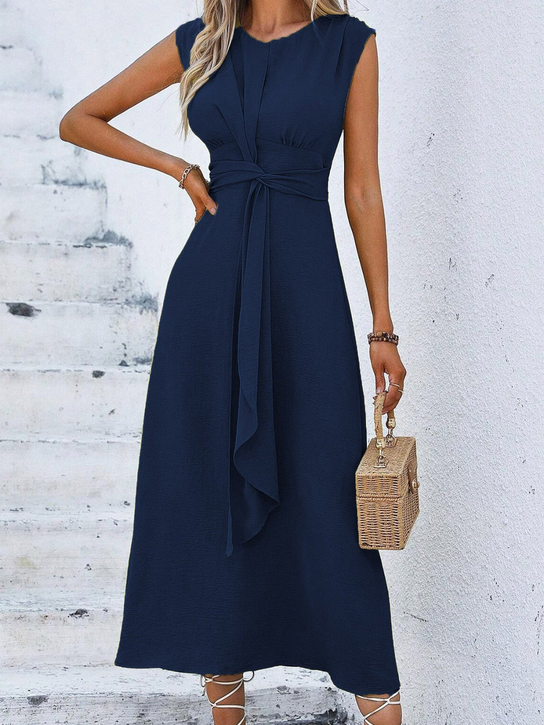 Eva - Vestito elegante senza maniche con cintura regolabile