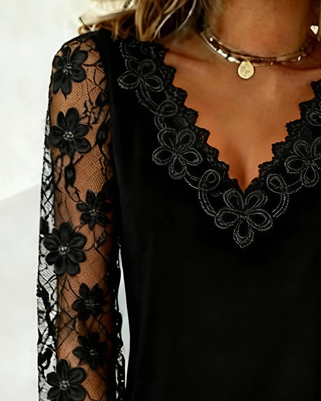 Elena – Blusa Elegante con Scollo a V e Maniche in Pizzo