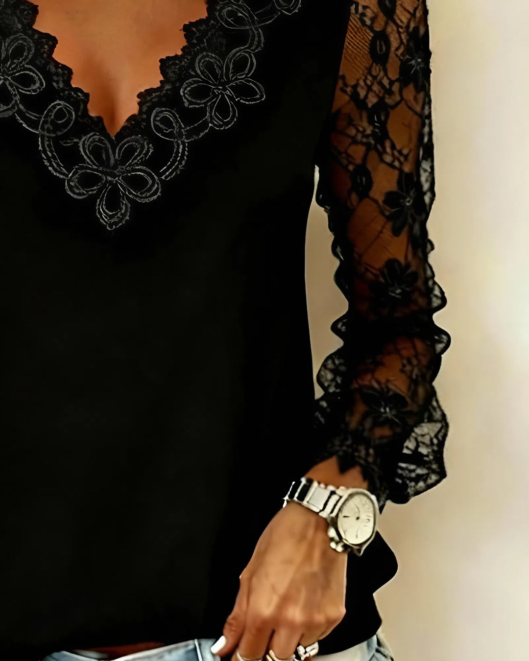 Elena – Blusa Elegante con Scollo a V e Maniche in Pizzo